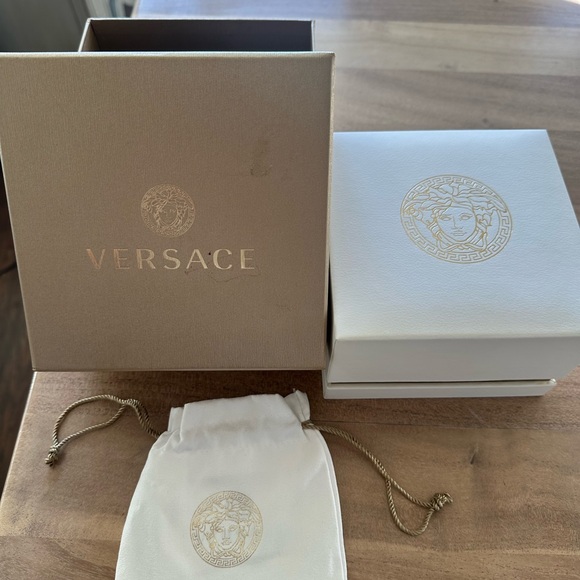 VERSACE
Greca Chic Quartz Black Women's Watch - Picture 5 of 11